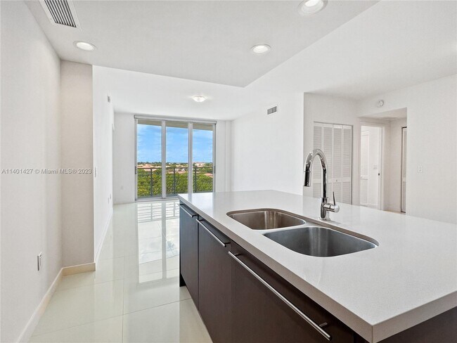 Foto del edificio - 7875 NW 107th Ave