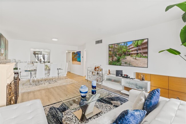Building Photo - 2850 Somerset Dr