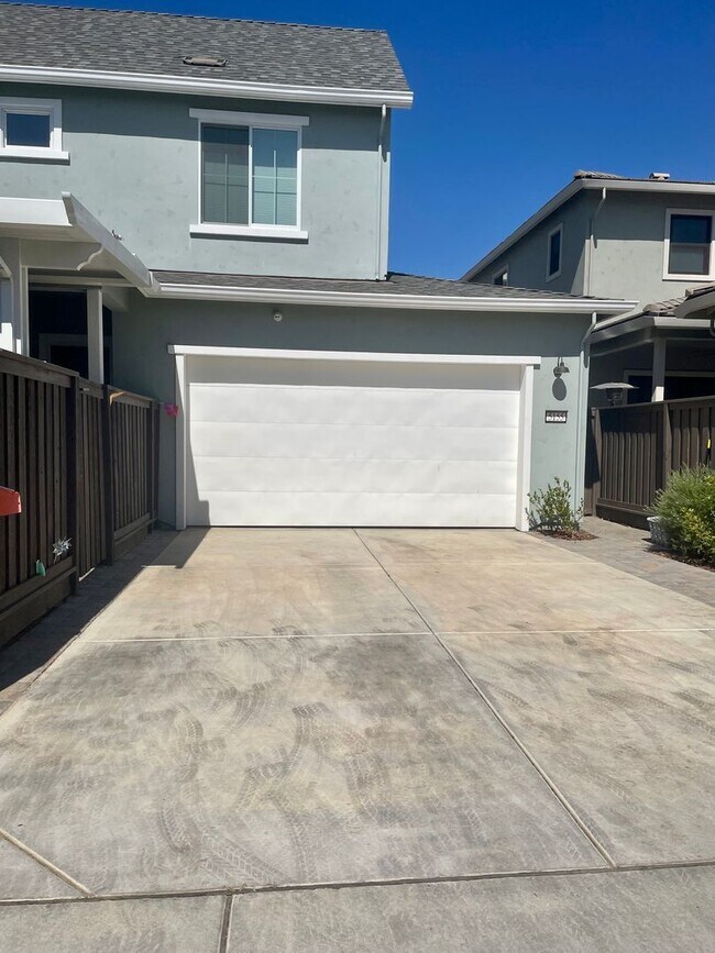 Foto del edificio - Wow! Custom Built Smart Home in Sutter Park - A Tim Lewis Community.