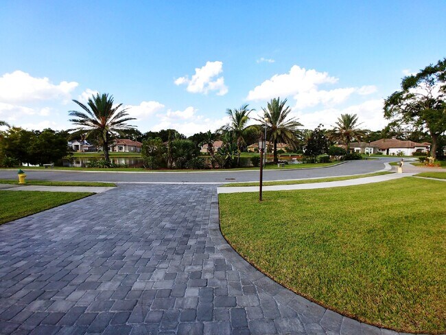 Foto del edificio - "Spacious 4 Bed, 3.5 Bath Rockledge Rental - Your Dream Home Awaits!"