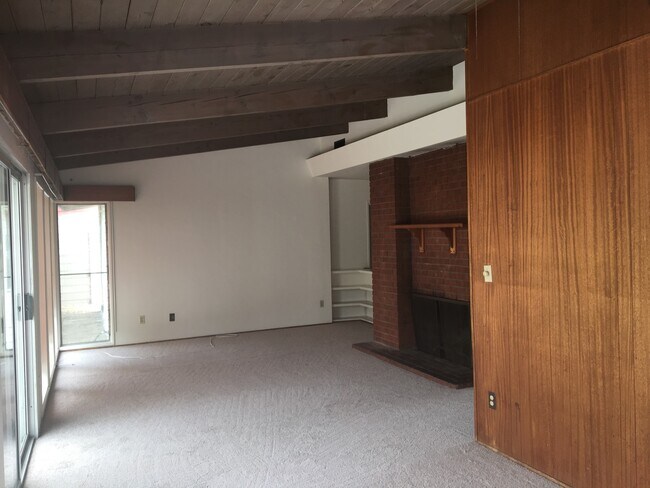 Foto del edificio - Country Club Area home with 4 bedrooms and...