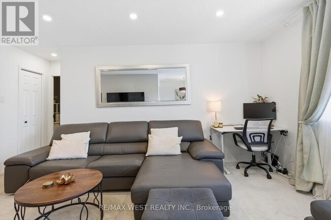 Photo du bâtiment - 2485 Woking Crescent