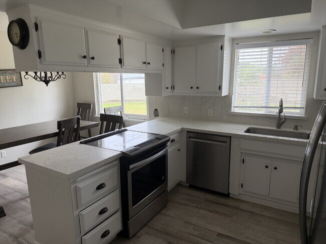 Foto del edificio - Bright, Beautiful & Fully Updated 3-Bed, 2-Bath Home with Modern Finishes