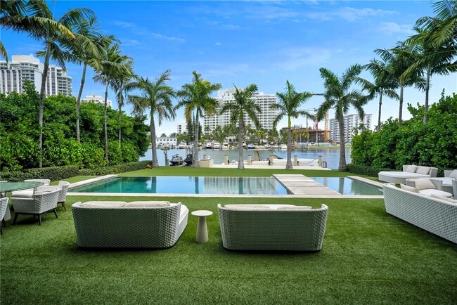 Foto del edificio - 5501 Pine Tree Dr