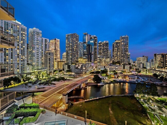 Foto del edificio - 350 S Miami Ave