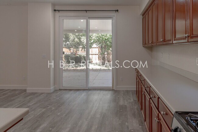 Foto del edificio - 4-Bedroom, 3-Bath Home in Desirable Manteca – Spacious Living