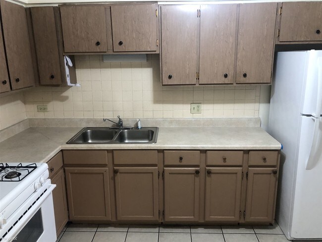 Foto del edificio - 2 br, 1 bath Apartment - 734 E 75th St Apt 3