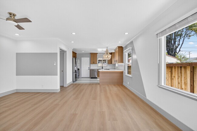 Building Photo - 1243 E Almond Ave