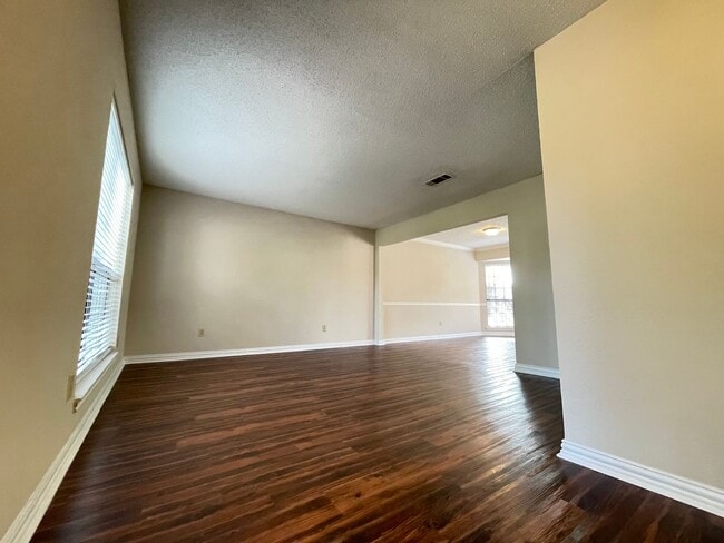Building Photo - 4 Bed 2 Bath
