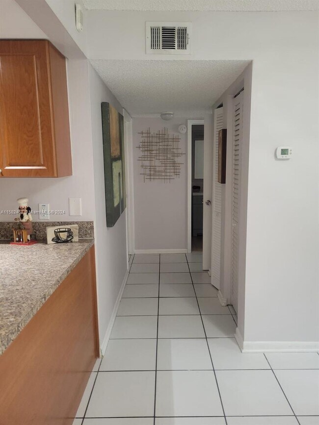 Building Photo - 10651 SW 108th Ave