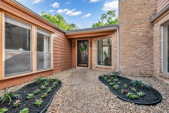 Building Photo - 8206 Debbie Gay Dr