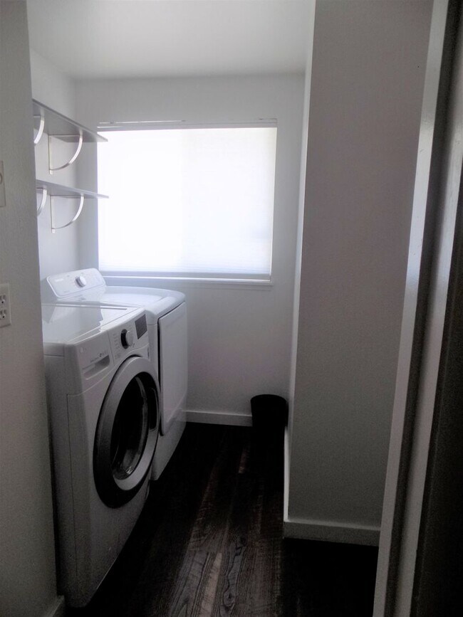Foto del edificio - Spacious Three Bedroom, One & half Bathroo...