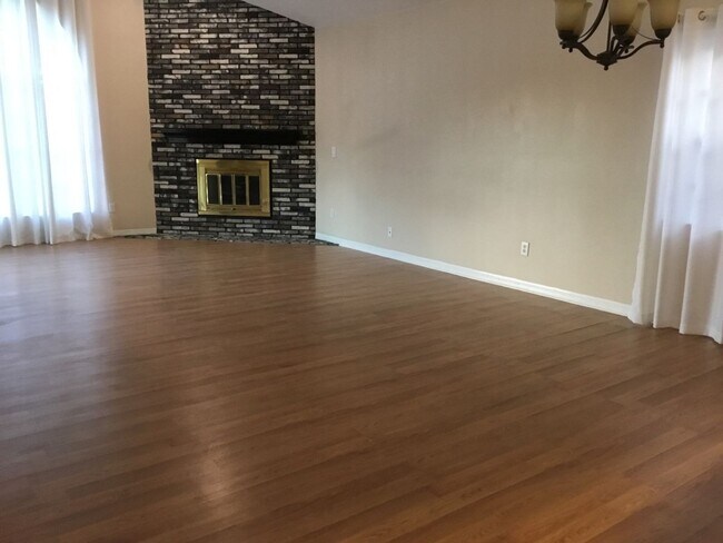 Foto del edificio - LAKE FRONT 3 BEDROOM HOME