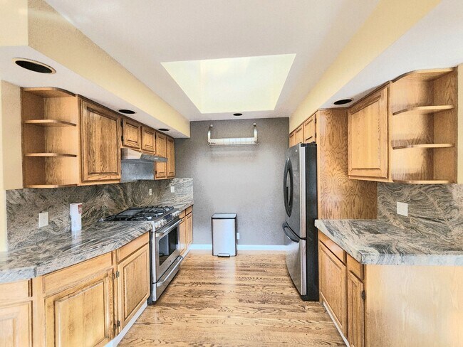 Building Photo - Stunning views in Redwood City