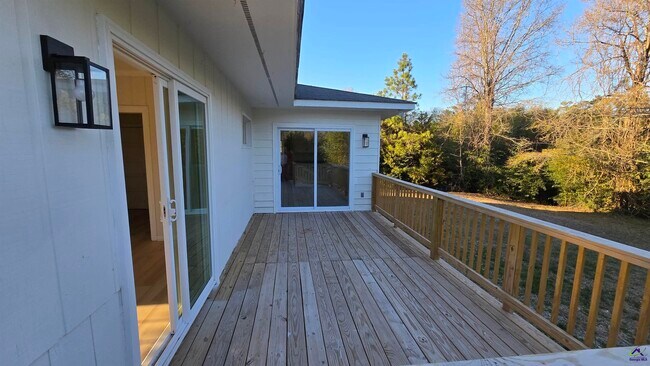 Foto del edificio - 621 Forest Hill Rd