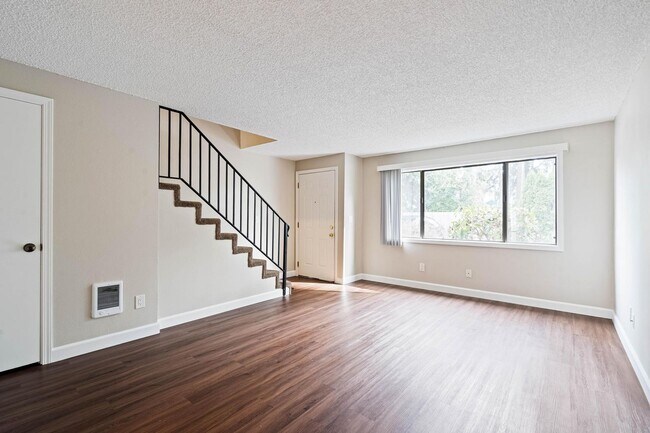 Foto del edificio - $500 off 1st month! Clean, welcoming 2-bdrm/1.5 bath unit in Milwaukie. Private patio, quiet loca...