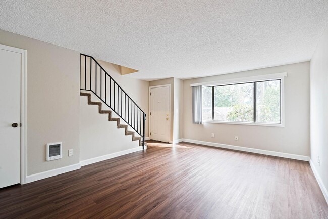 Building Photo - $500 off 1st month! Clean, welcoming 2-bdrm/1.5 bath unit in Milwaukie. Private patio, quiet loca...