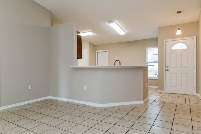 Foto del edificio - 65 Reeding Ridge Dr W