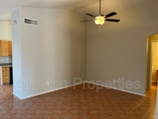 Foto del edificio - 13439 W Desert Ln