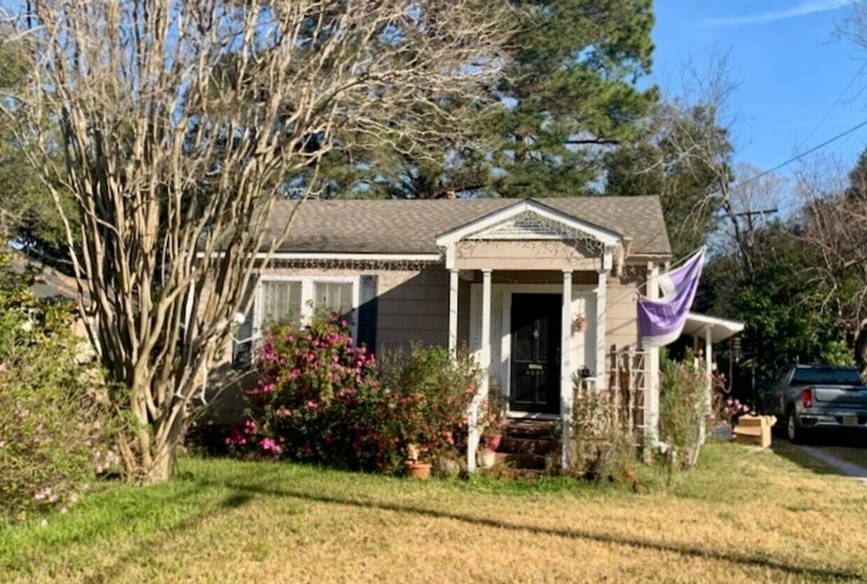 Primary Photo - Mid-City Capital Heights Cottage!