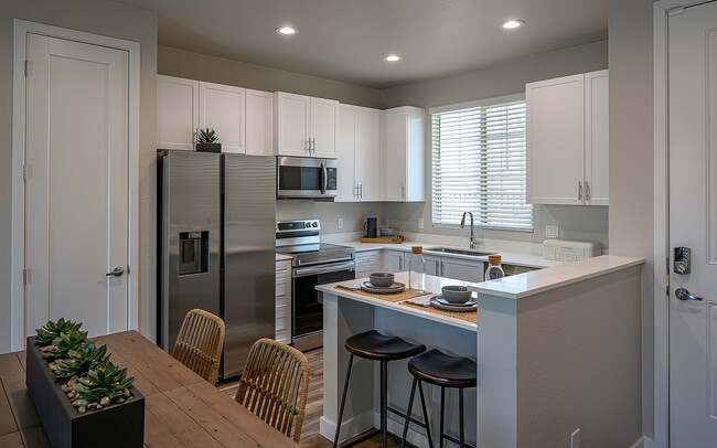24-012-33 THE EMPIRE GROUP (Village at the BLVD) Cocina modelo de 2 habitaciones - The Village at Golden Triangle