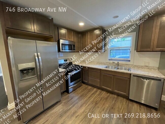 Foto del edificio - 746 Broadway Ave NW