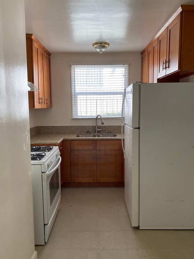 Kitchen - 2124 N Beachwood Dr