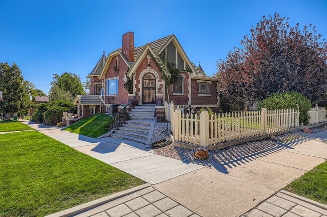 LOCATION LOCATION!! Unique Tudor 2-bed 1-b... - LOCATION LOCATION!! Unique Tudor 2-bed 1-b... House