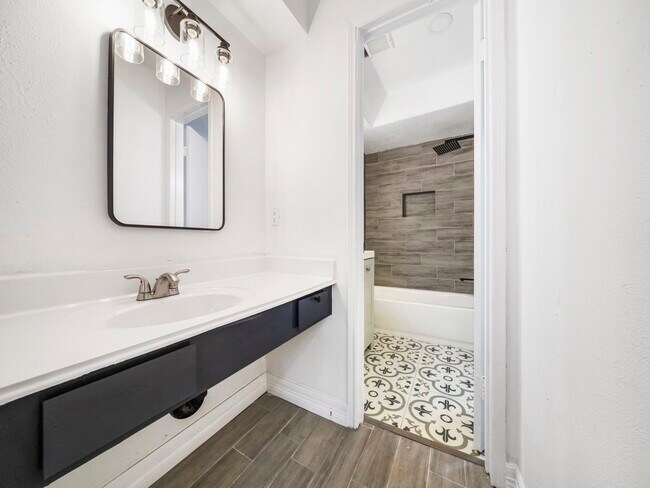 Foto del edificio - 1610 Crestdale Dr