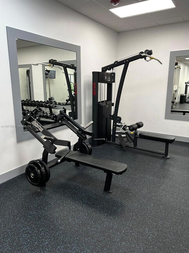 Foto del edificio - 17021 N Bay Rd