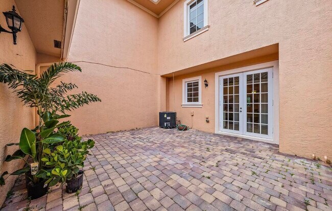 Building Photo - 555 Dakota Dr
