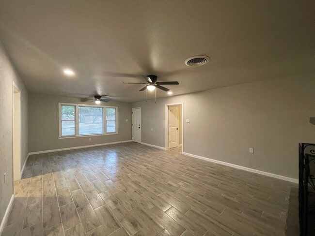 Foto del edificio - 220 W Ave P