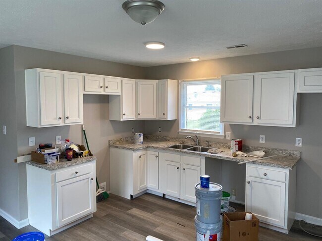 Building Photo - 121 Edwards Dr