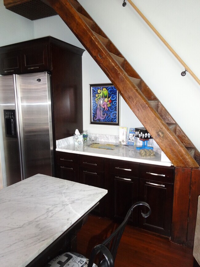 cocina y escaleras al altillo - 1013 Touro St
