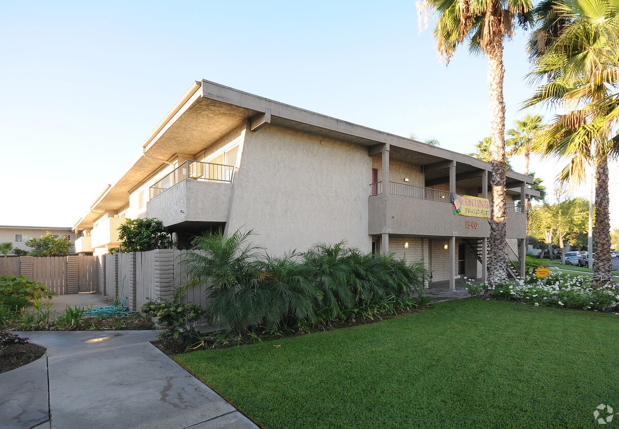 1540 E Canfield Ln - Canfield Palms