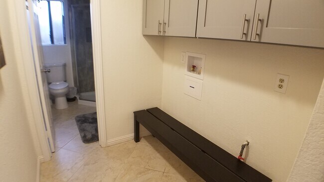 Foto del edificio - 4557 W 166th St