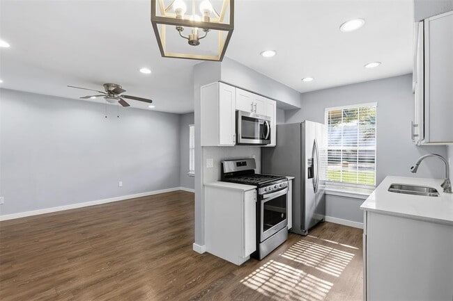 Building Photo - 6002 Tracy Lynn Ln