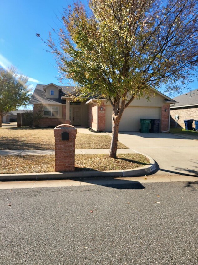 Primary Photo - ?Gorgeous Home in the Valencia Neighborhoo...