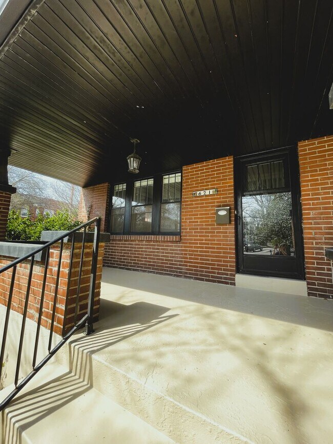 Foto del edificio - AVAILABLE NOW - Beautiful corner house in Webster Groves across the street from Avery Elementary!