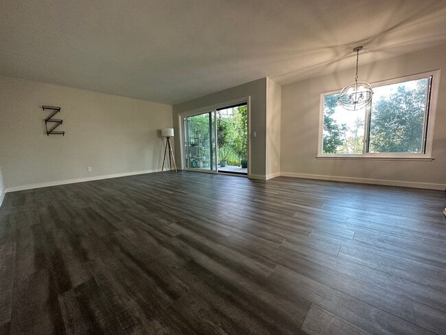 Building Photo - $3,100 - 2 Bed / 2 Bath Condo in Hillcrest