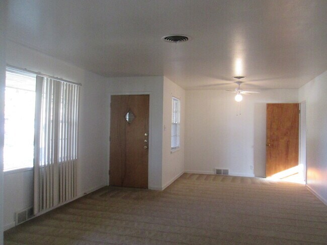 Building Photo - 3600 Venice Dr