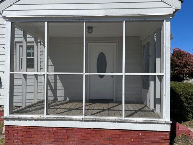Building Photo - 517 Woodlawn Ave