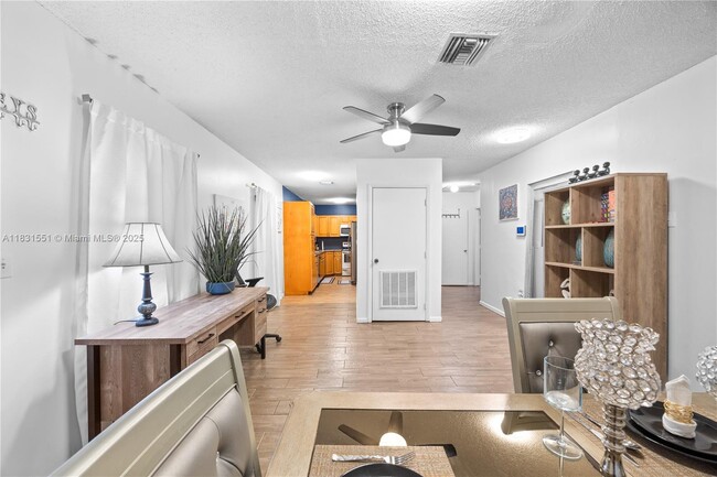Foto del edificio - 600 NW 99th St