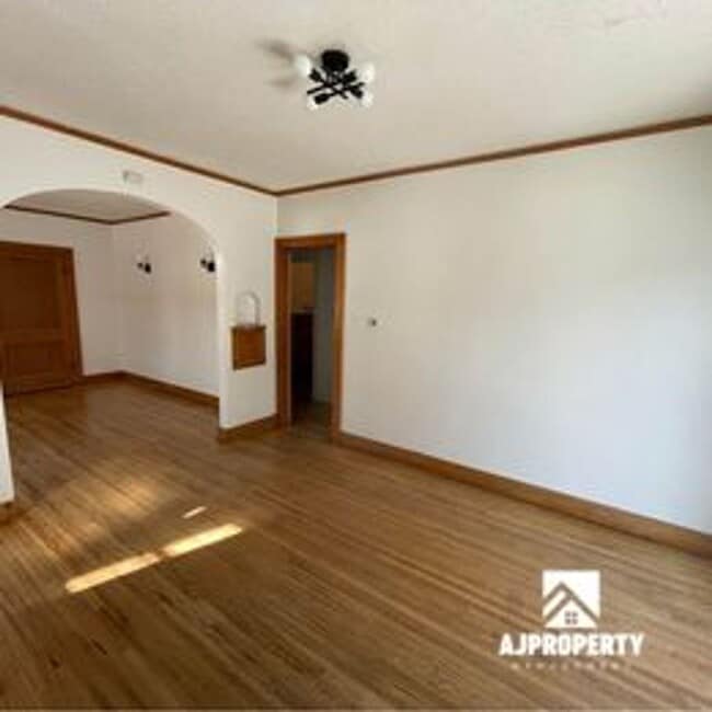 Building Photo - 1826 S Summit Ave Sioux Falls, SD