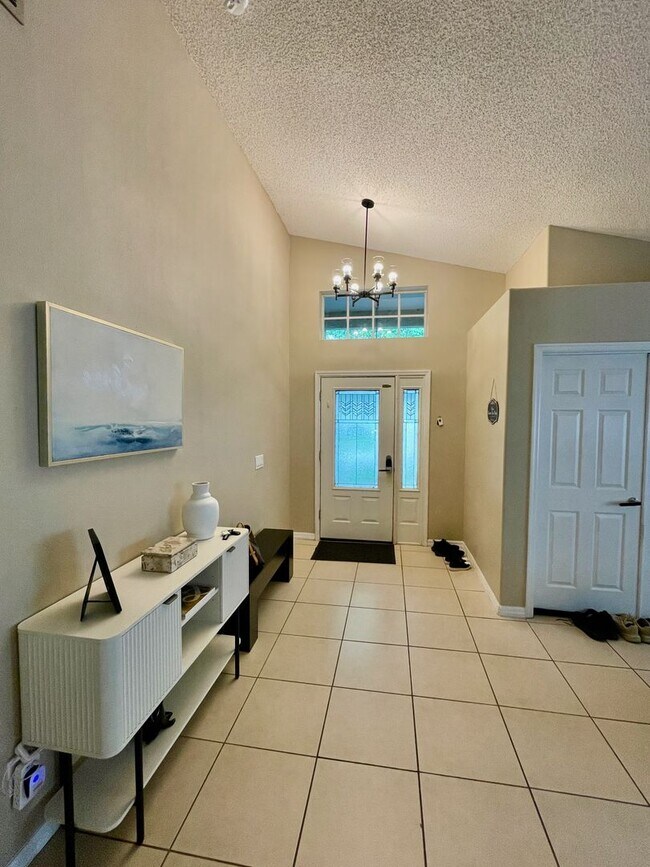Foto del edificio - Modern 4-Bed, 2-Bath Solar-Powered Home Near UCF