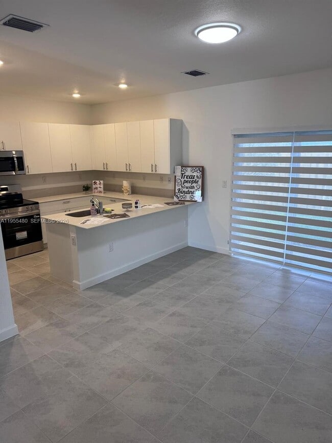 Building Photo - 2721 SE 26th Rd