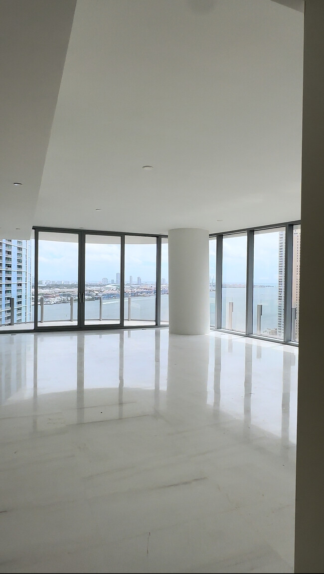 Foto del edificio - 270 Biscayne Boulevard Way