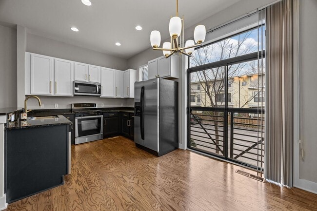 Building Photo - Modern 3-level townhome in NoDa!