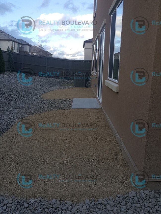 Building Photo - 3 bedroom, 2.5 bathroom and 3 car garage h...