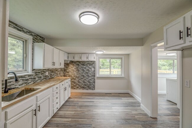 Building Photo - 2 Bdrm / 2 Bath - Remodeled Cottage in Johnson City